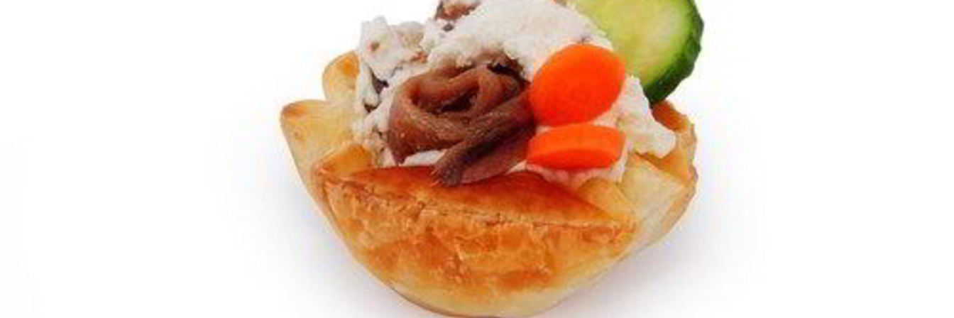 Открытые пирожки из слоеного теста с анчоусами и овощами