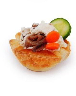 Открытые пирожки из слоеного теста с анчоусами и овощами