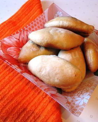 Пирожки из дрожжевого теста с капустой в духовке