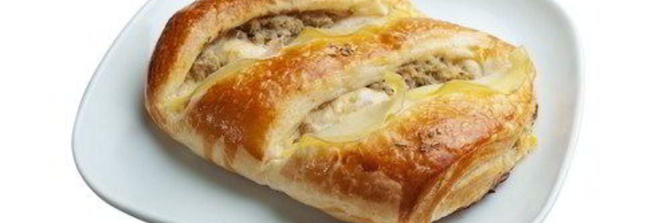 Пирожки из слоеного теста с луком-пореем и сыром