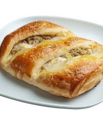 Пирожки из слоеного теста с луком-пореем и сыром