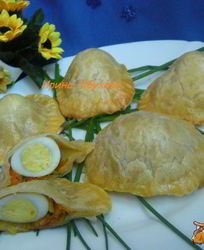 Пирожки из слоеного теста с яйцом