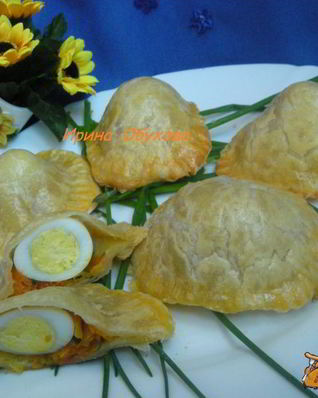 Пирожки из слоеного теста с яйцом