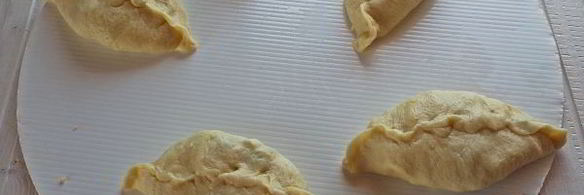 пирожки на кефире с дрожжами на сковороде