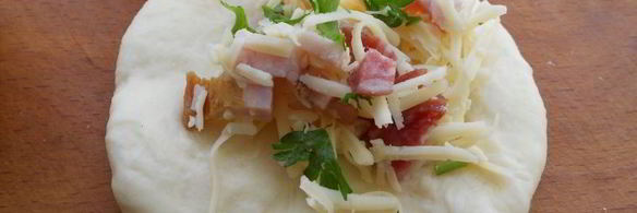 пирожки погача с колбасой и сыром