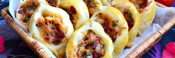 пирожки погача с колбасой и сыром