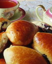 Пирожки с черникой из дрожжевого теста