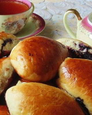 Пирожки с черникой из дрожжевого теста