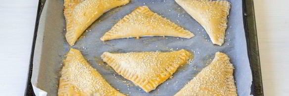 пирожки с капустой из слоеного теста