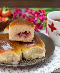 Пирожки с клубникой в духовке