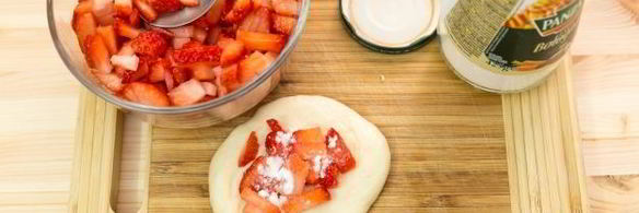 пирожки с клубникой в духовке