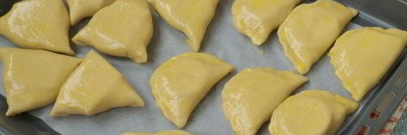 пирожки с колбасой и сыром