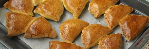 пирожки с колбасой и сыром