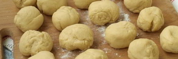 пирожки с колбасой и сыром