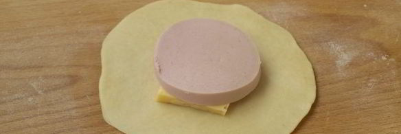 пирожки с колбасой и сыром