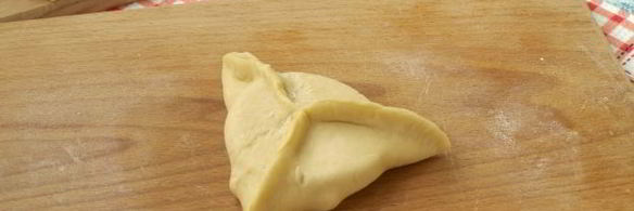 пирожки с колбасой и сыром