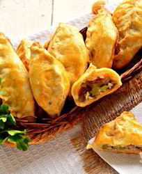 Пирожки с мясом и огурцами