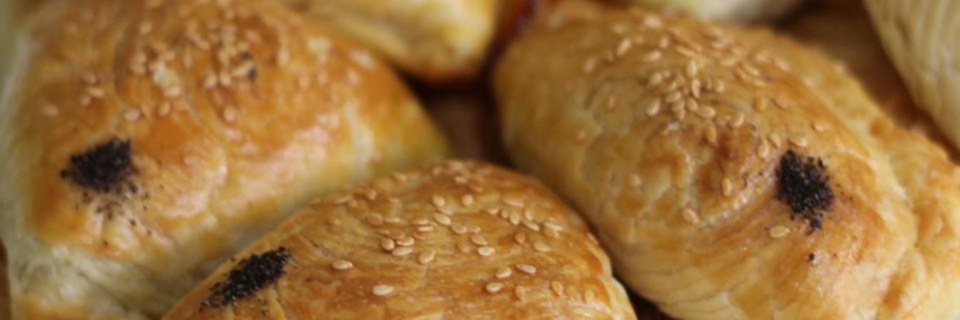 Слоеные пирожки с курицей, шпинатом и вялеными помидорами