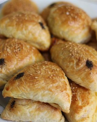 Слоеные пирожки с курицей, шпинатом и вялеными помидорами