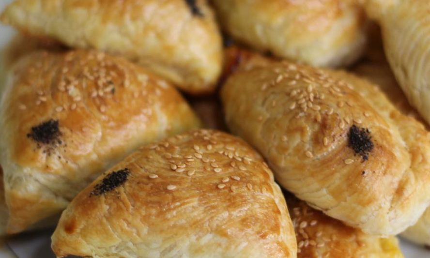 Рецепт слоеных пирожков с курицей, шпинатом и вялеными помидорами