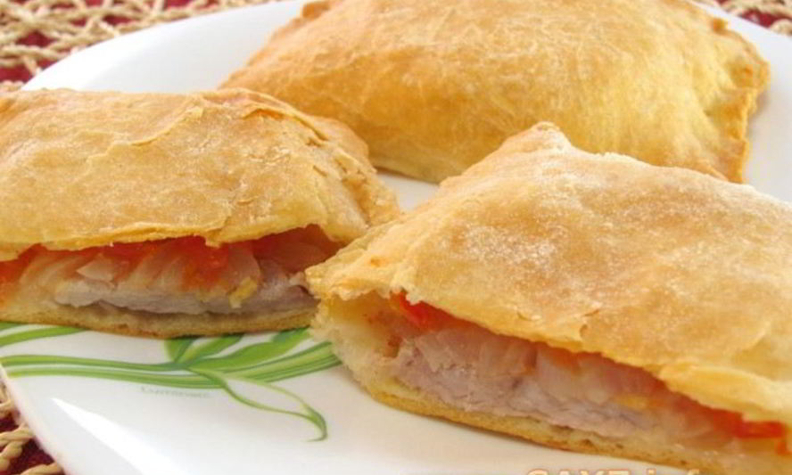 Рецепт слоеных пирожков с мясом и помидорами