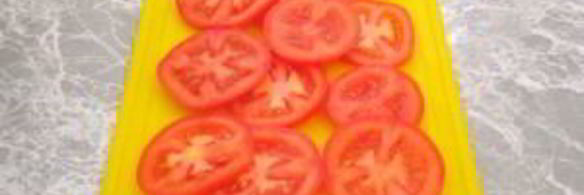 слоеные пирожки с мясом и помидорами