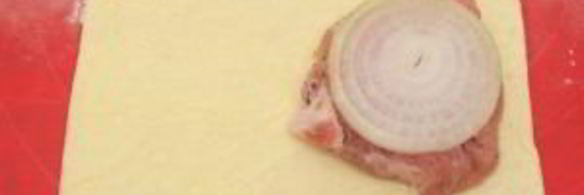 слоеные пирожки с мясом и помидорами