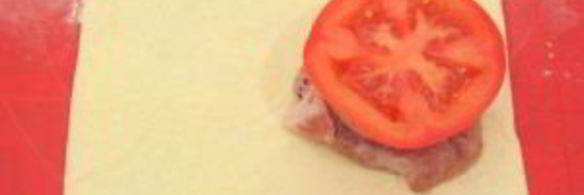 слоеные пирожки с мясом и помидорами