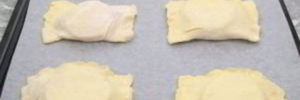 слоеные пирожки с мясом и помидорами