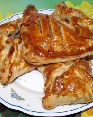 Слоеные пирожки с мясом