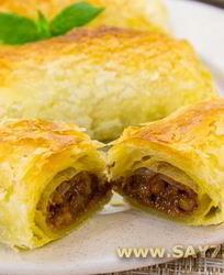 Слоеные пирожки с орехами и вареной сгущенкой