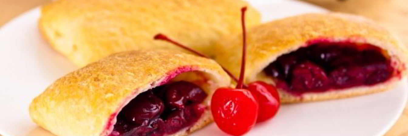 Слоеные пирожки с вишней