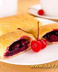 Слоеные пирожки с вишней