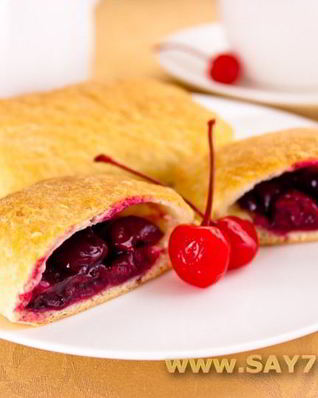 Слоеные пирожки с вишней