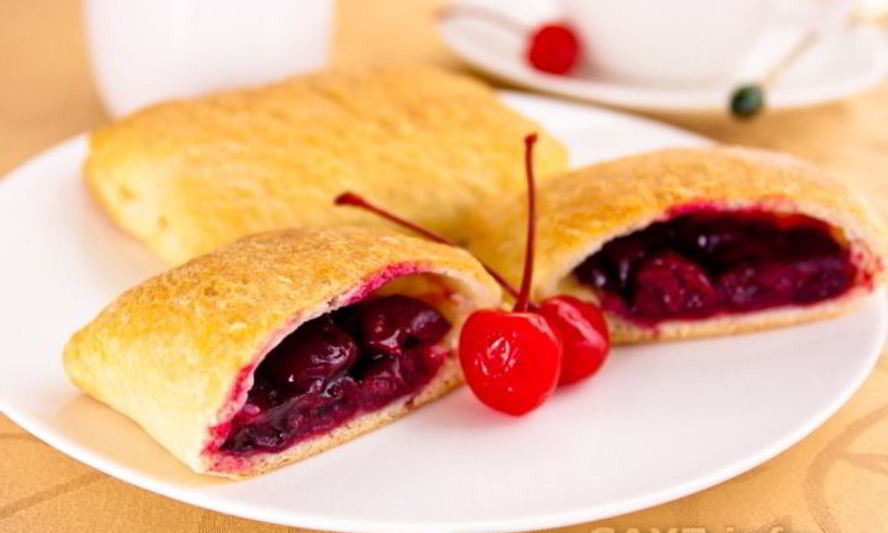 Рецепт слоеных пирожков с вишней