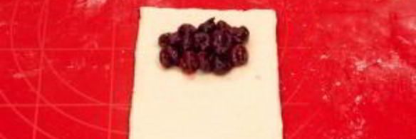 слоеные пирожки с вишней