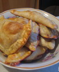 Слоеные пирожки с ягодами в шоколаде