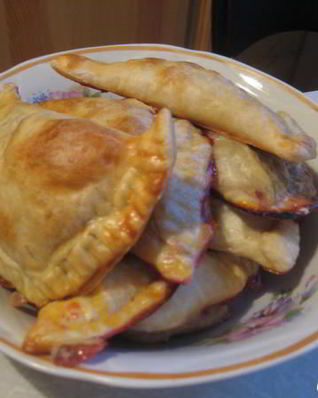 Слоеные пирожки с ягодами в шоколаде