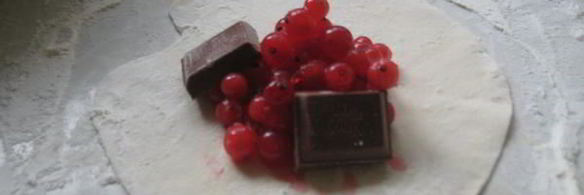 слоеные пирожки с ягодами в шоколаде