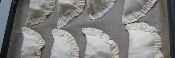 слоеные пирожки с ягодами в шоколаде