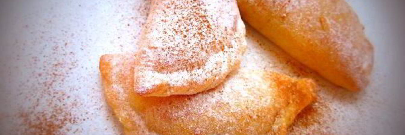 Творожные пирожки с яблоком и корицей