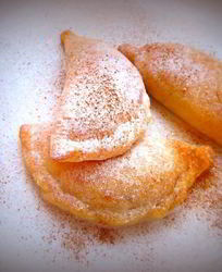 Творожные пирожки с яблоком и корицей