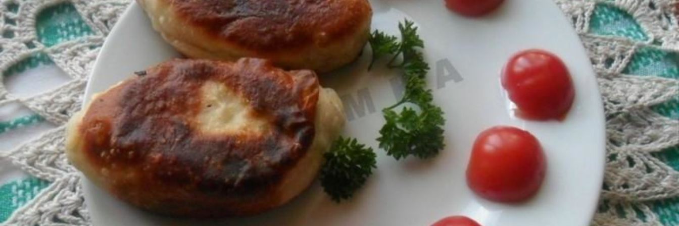 Жареные дрожжевые пирожки с рисом яйцом и луком