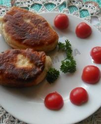 Жареные дрожжевые пирожки с рисом яйцом и луком