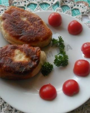 Жареные дрожжевые пирожки с рисом яйцом и луком