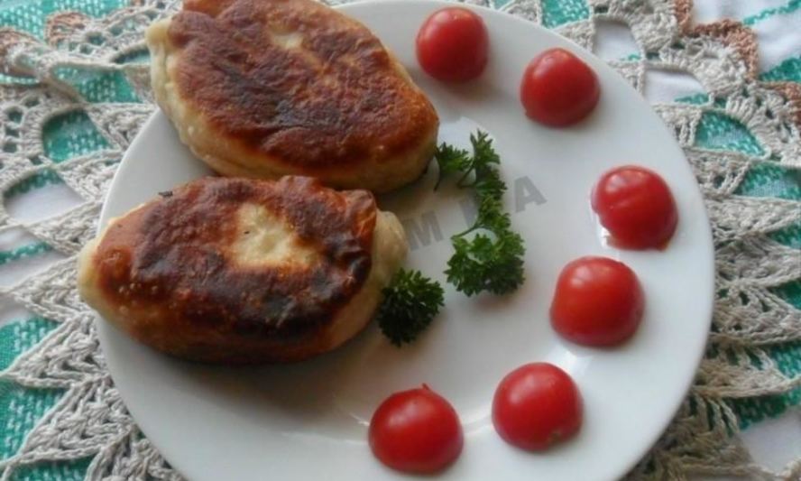 Рецепт жареных дрожжевых пирожков с рисом яйцом и луком