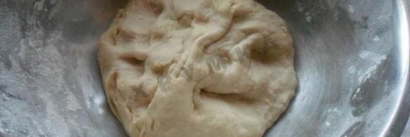 жареные дрожжевые пирожки с рисом яйцом и луком