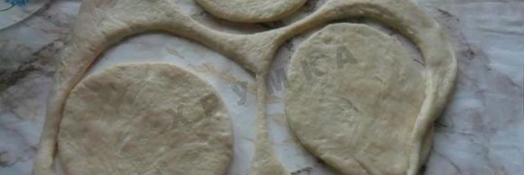 жареные дрожжевые пирожки с рисом яйцом и луком