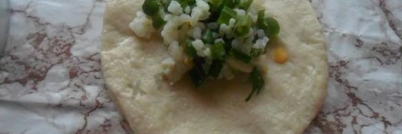 жареные дрожжевые пирожки с рисом яйцом и луком