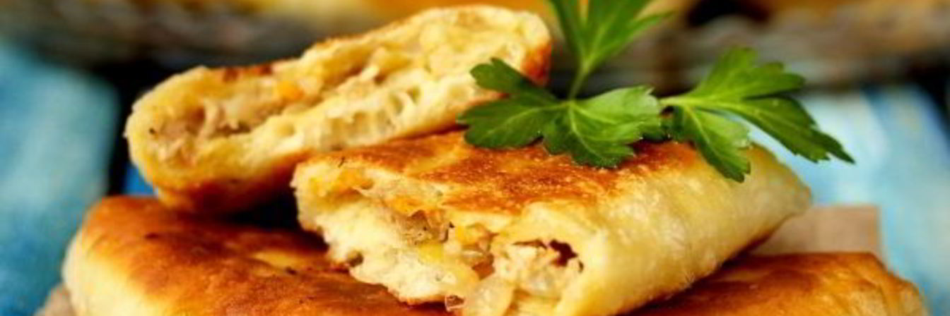 Жареные пирожки с курицей, луком и морковью